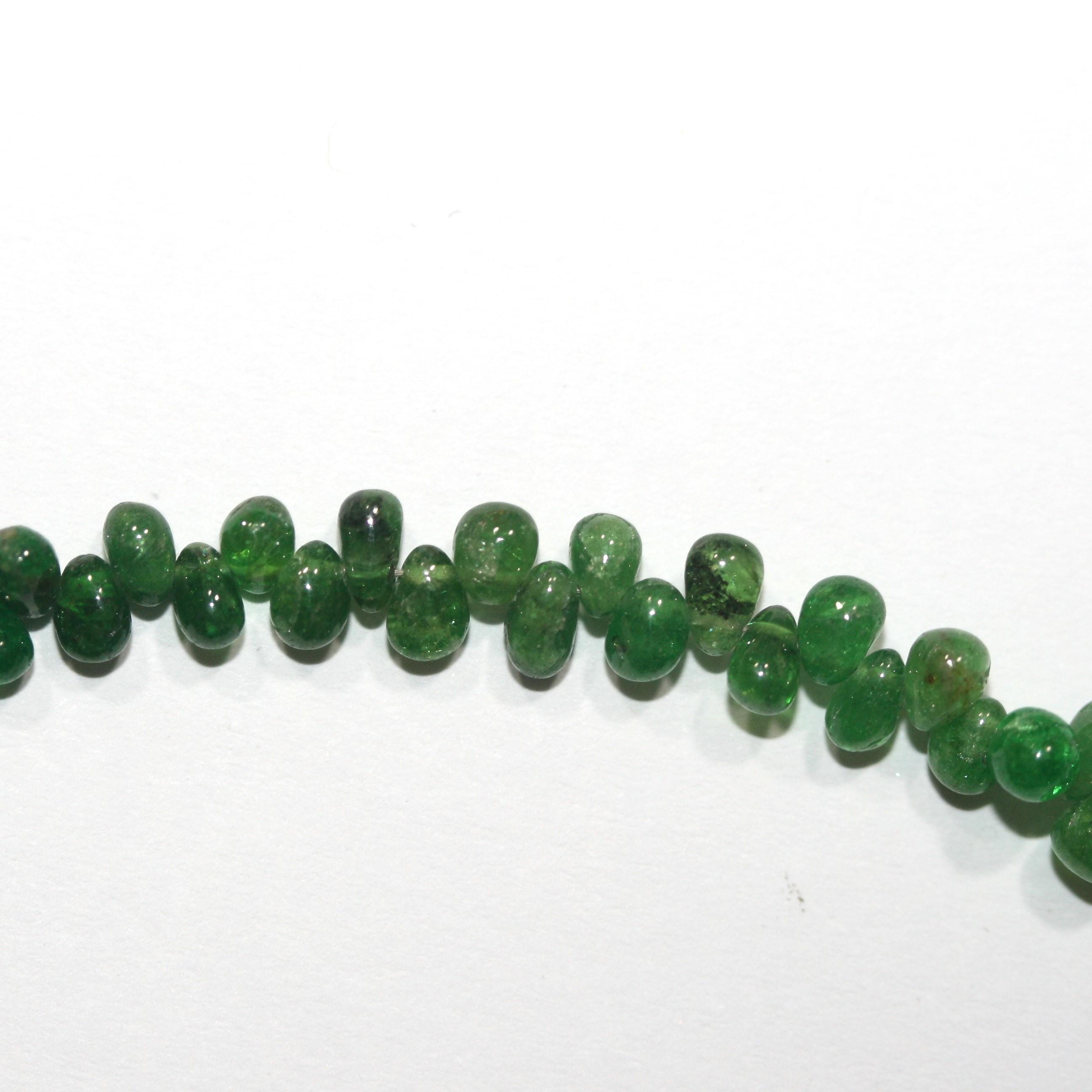 Perles en grenat tsavorite St lisses en forme de goutte, 4 x 3 mm environ - Longueur du fil : 20 cm.