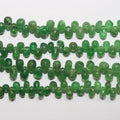 Perles en grenat tsavorite St lisses en forme de goutte, 4 x 3 mm environ - Longueur du fil : 20 cm.