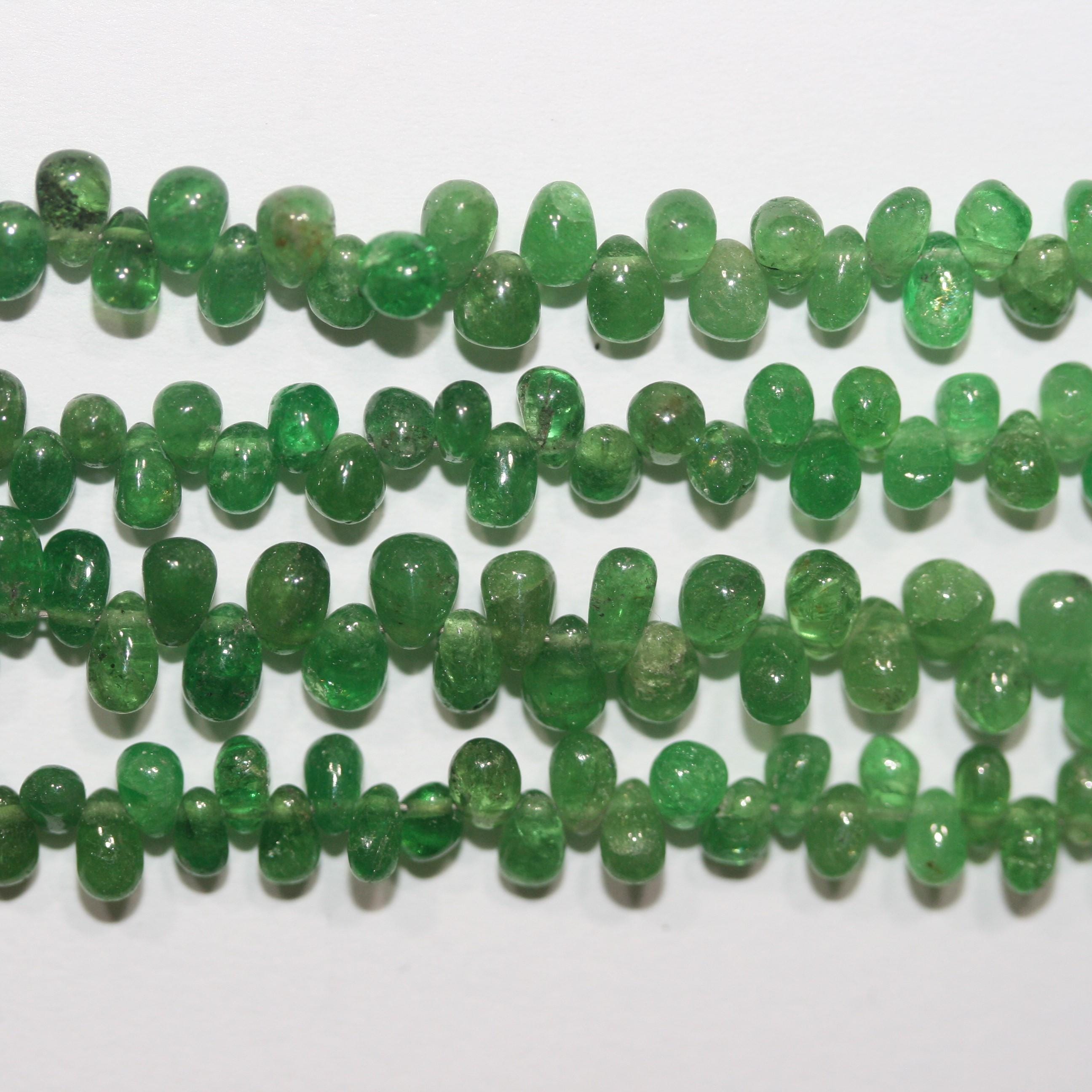 Perles en grenat tsavorite St lisses en forme de goutte, 4 x 3 mm environ - Longueur du fil : 20 cm.