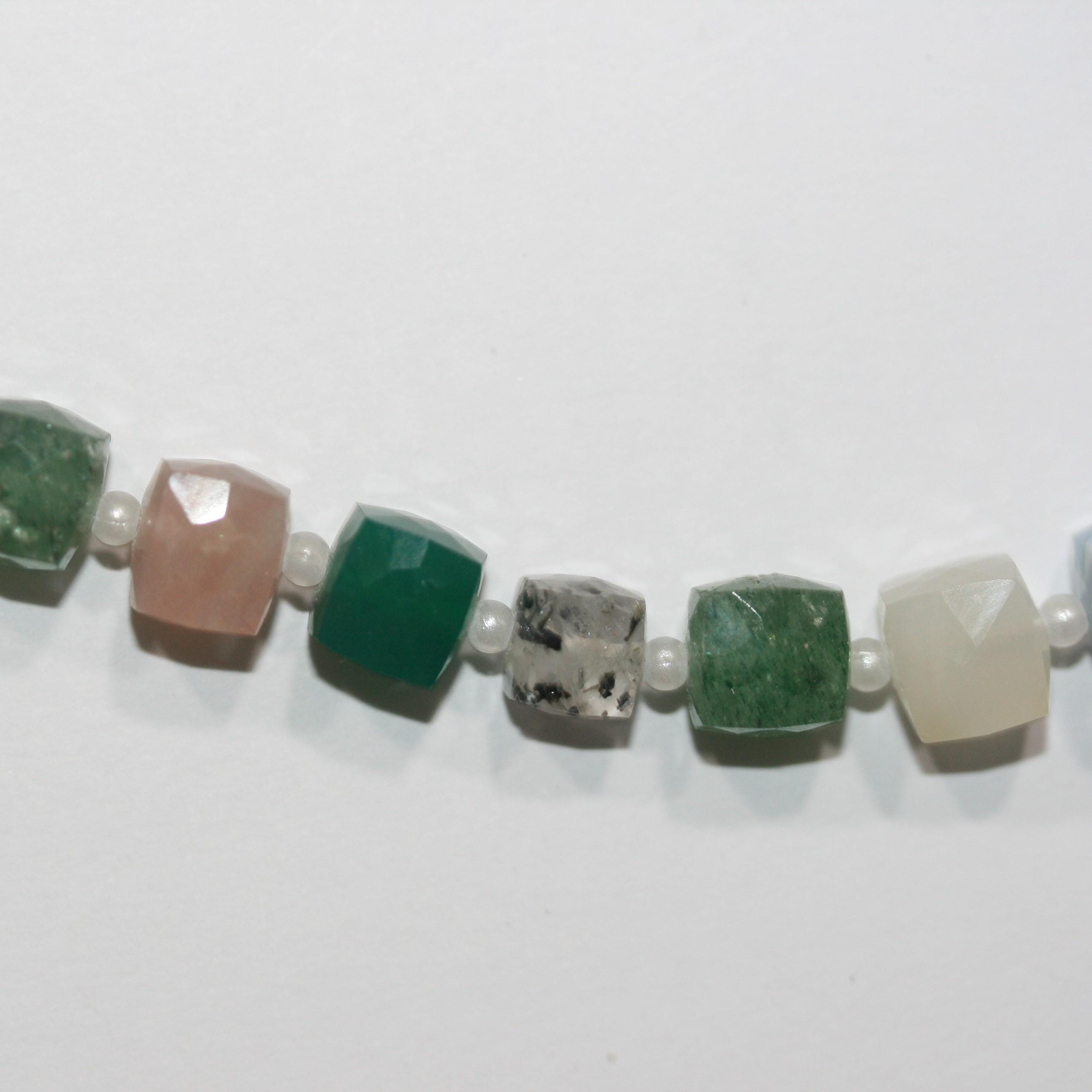 Perles cubiques à facettes en pierre multiple de 20 cm (8 pouces), 7-8 mm environ. Longueur du fil : 20 cm. Réf. 15005