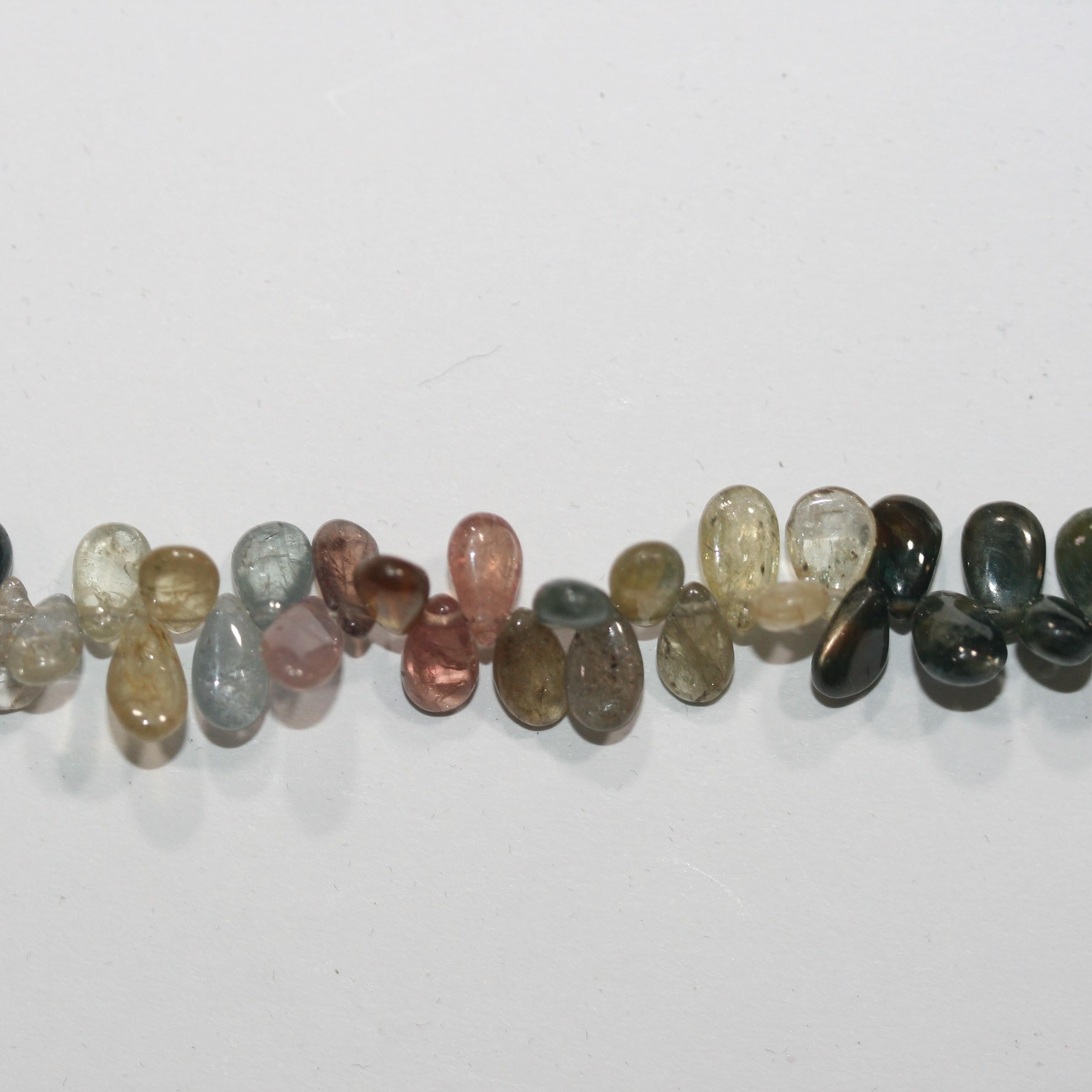 Perles en forme de goutte lisses en saphir multicolore de 8 pouces (8 x 5 mm). Longueur approximative du fil : 20 cm.