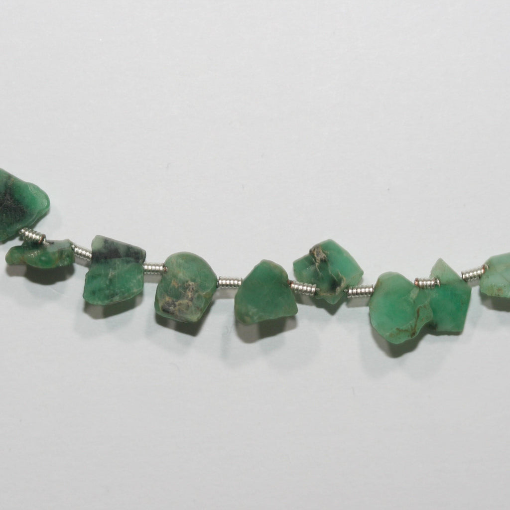 Cuentas planas ovaladas irregulares de esmeralda de 8" (6-8 mm). Aprox. - Hilo de 20 cm. - Artículo 15000