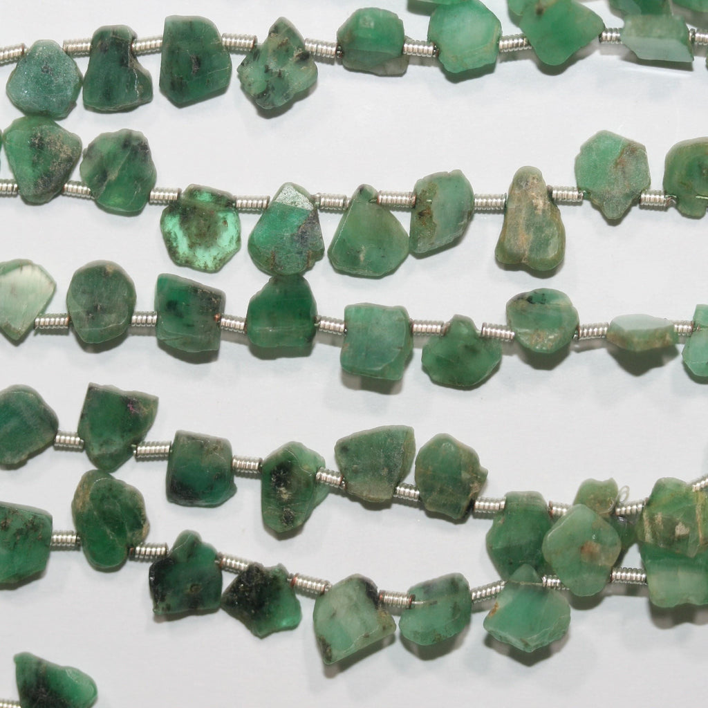 Cuentas planas ovaladas irregulares de esmeralda de 8" (6-8 mm). Aprox. - Hilo de 20 cm. - Artículo 15000