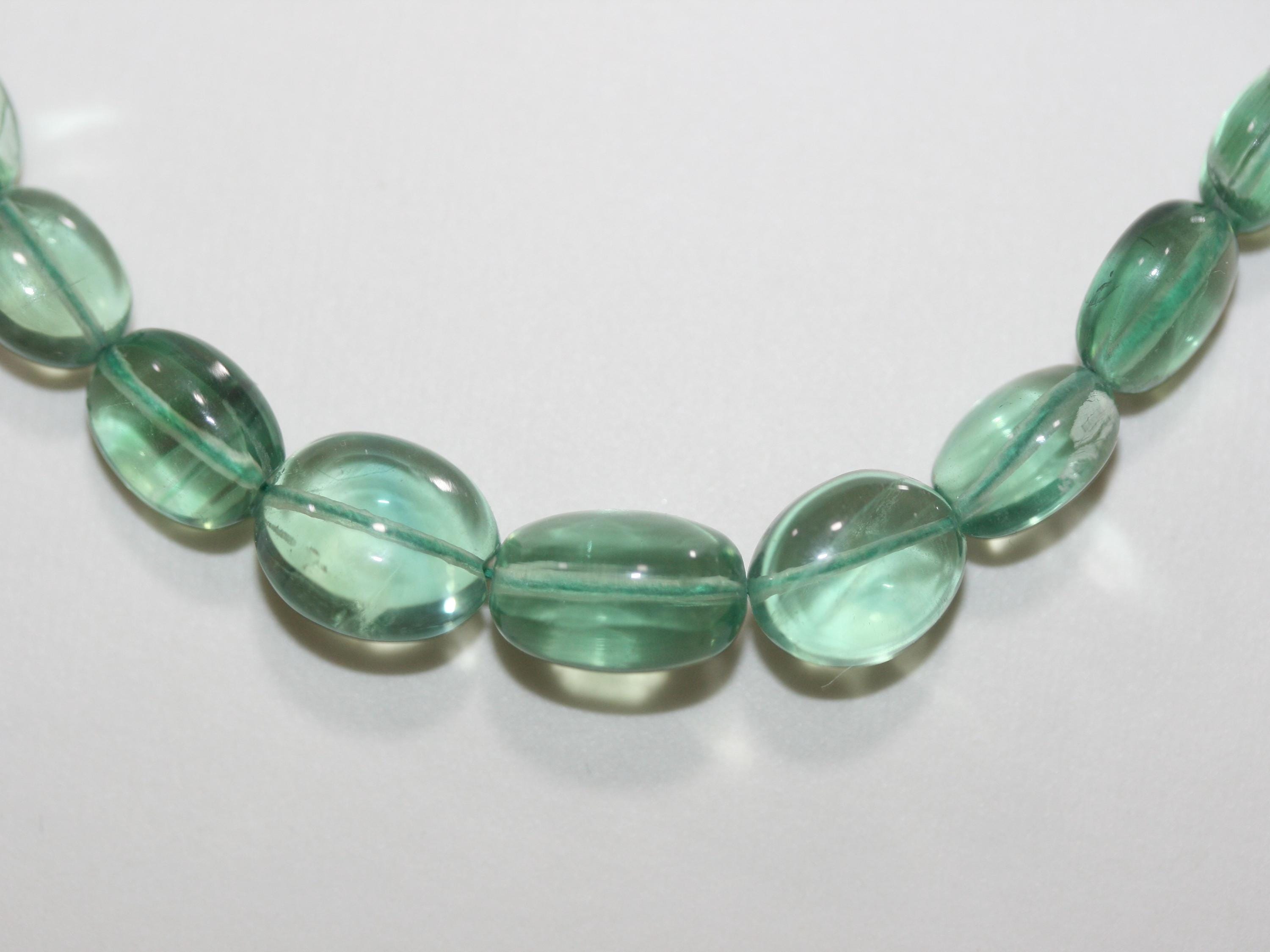 Collier ovale lisse dégradé en fluorite verte, dimensions approximatives : 12 x 10 - 7,5 x 6 mm (1 rang : 40 cm) - Réf. 15075