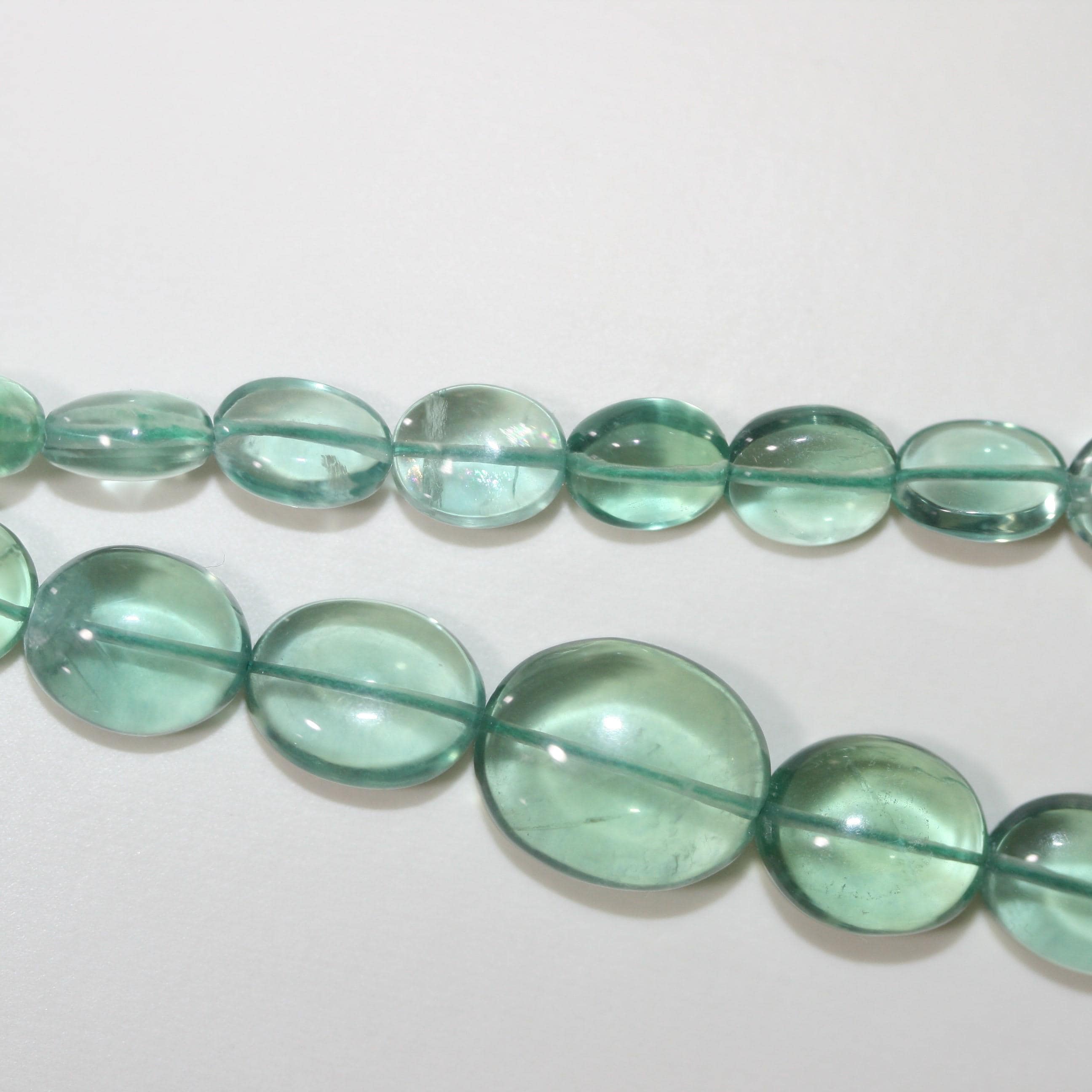Collier ovale lisse dégradé en fluorite verte, 14 x 12 mm - 7,5 x 6 mm environ (4 rangs) - Réf. 15072
